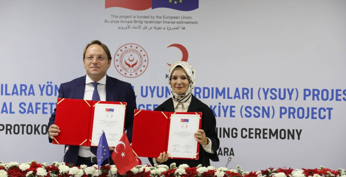 ماهينور أوزدمير، والمسؤول في المفوضية الأوروبية، أوليفر فارهيلي