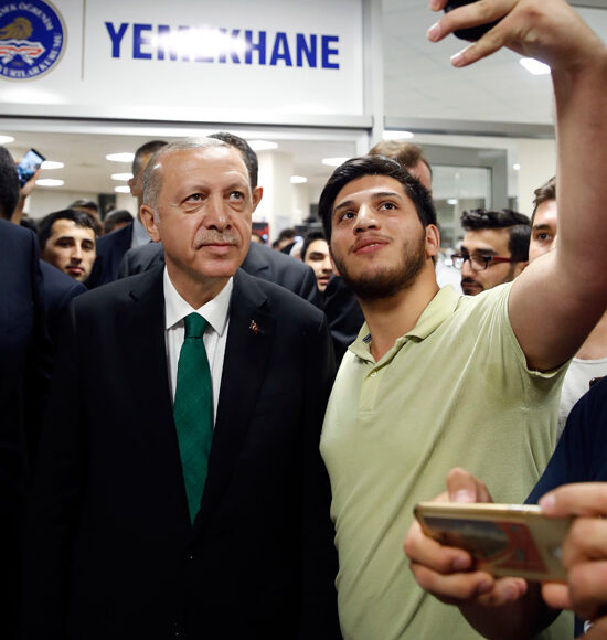 الرئيس اردوغان مع مجموعة من الطلاب - 10 جيجا بايت مجانية كل شهر لمدة سنة هدية للطلاب في تركيا