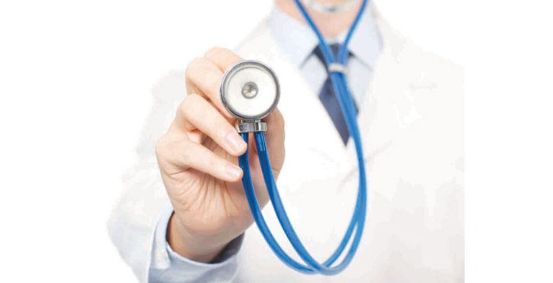 طبيب يمسك سماعة - تطبيق طبيبي