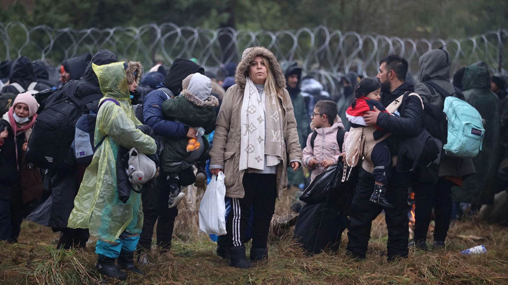 مجموعة من طالبي اللجوء يحاولون عبور الحدود - اللجوء إلى أوربا للمجنسين في تركيا