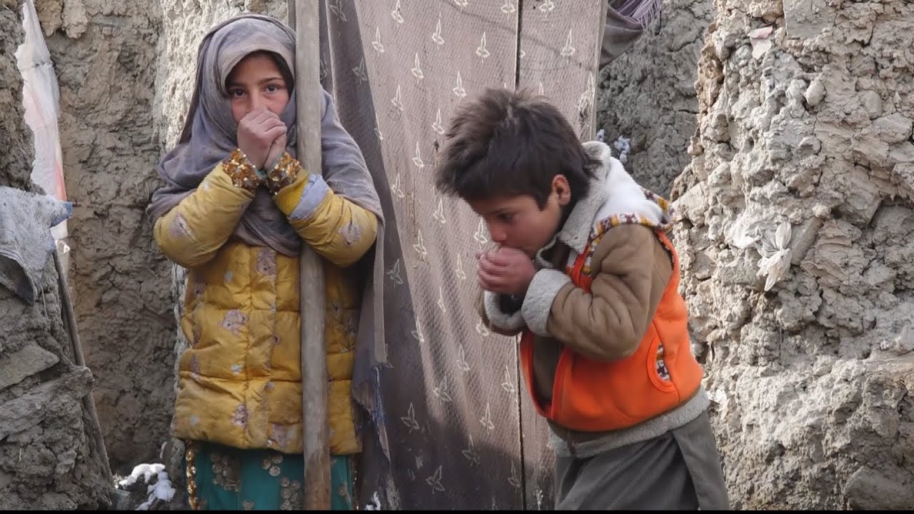 أطفال يشعرون بالبرد - المساعدات الشتوية في تركيا