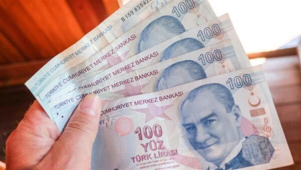 مبلغ من المال من العملة التركية - مساعدات للسوريين في تركيا