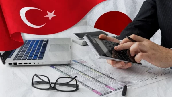 مواطن يقوم بإجراء مجموعة من المعاملات عبر تطبيق معرفة الضرائب في تركيا