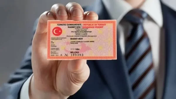 شخص حاصل على الإقامة السياحية في تركيا