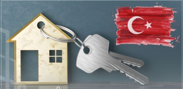 مجسم صغير لمنزل ومفتاح المنزل وعلم تركيا - قانون التملك العقاري في تركيا