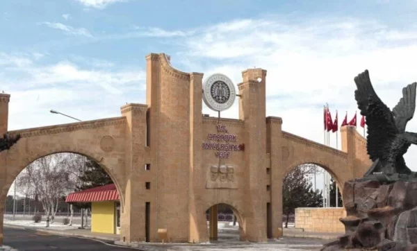 واجهة مبنى جامعة اتاتورك في تركيا