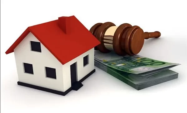 تعبيرية- مجسم لمنزل و مبلغ من المال و عصا محكمة - دعوى الإخلاء في تركيا