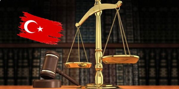 تعبيرية - مطرقة وميزان وعلم تركيا لتوكيل محامي في تركيا