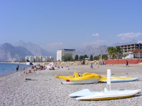 شاطئ كونيالتي بلاجي (Konyaaltı Plajı)