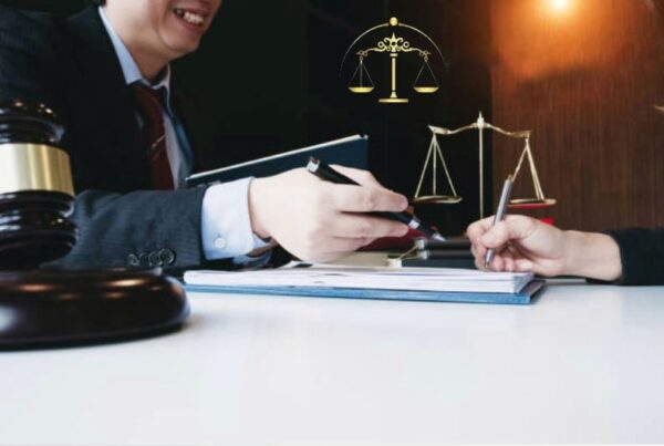 شخص يقوم بتوقيع على مجموعة من الأوراق لتوكيل محامي