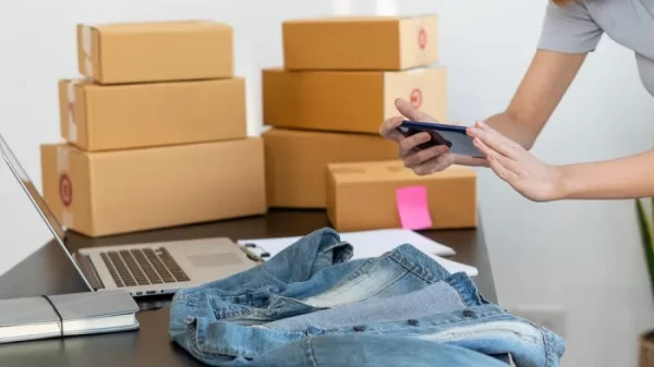 عرض ملابس مستعملة للبيع عبر مواقع بيع  الملابس المستعملة في تركيا