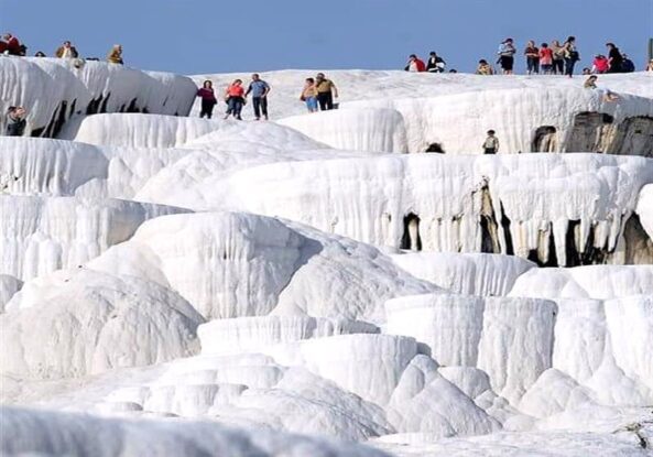 مجموعة من الزائرين في قلعة القطن في باموكالي