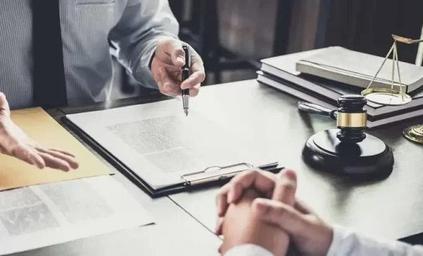 مجموعة من المحاميين والاستشاريين العاملين في إحدى شركات الاستشارات القانونية في تركيا