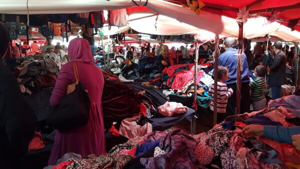 مجموعة من الناس منتشرين في الأسواق المستعملة في اسطنبول