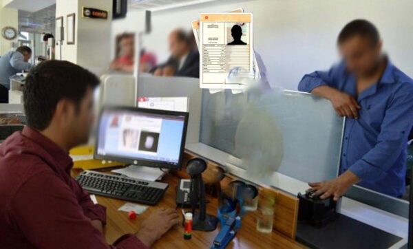 مواطن  من مناطق متضرري الزلزال في تركيا يقوم بالتبصيم في ولاية جديدة لنقل كملك إقامته