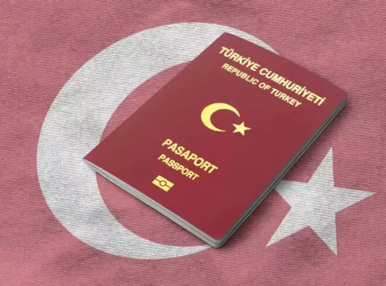 جواز سفر تركي موضوع فوق العلم التركي