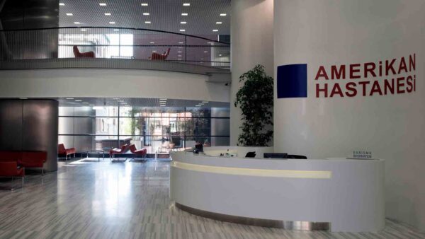 فناء الاستقبال في مستشفى الأمريكي (American Hospital - Vehbi Koç Foundation) الخاصة في اسطنبول