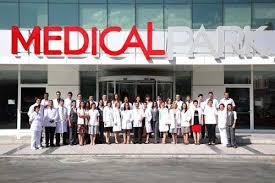 قسم من الكادر الطبي في مستشفى ميديكال بارك الخاص (Özel Medical Park Hastanesi)