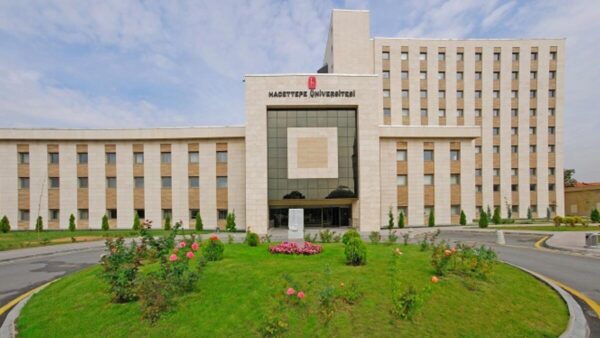 الفناء الخارجي لجامعة حجة تبه hacettepe niversitesi