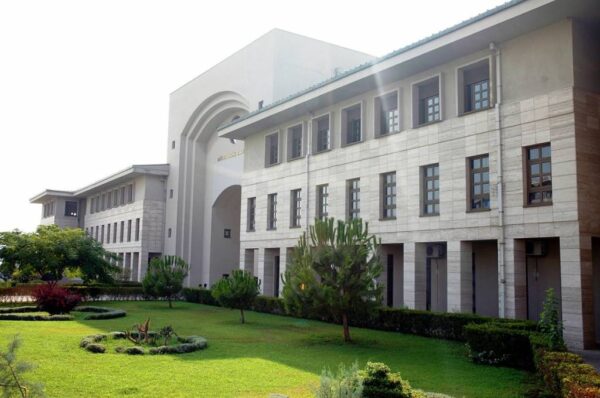الفناء الخارجي لجامعة مرسين الحكومية في تركيا
