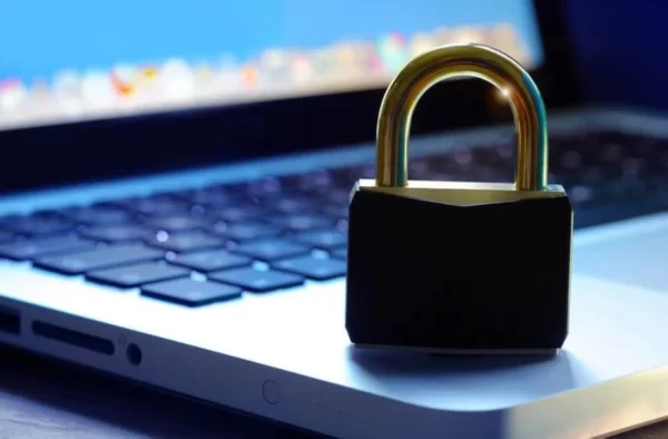 تعبيرية- كومبيوتر شخصي لحماية البيانات الخاصة بعدة طرق