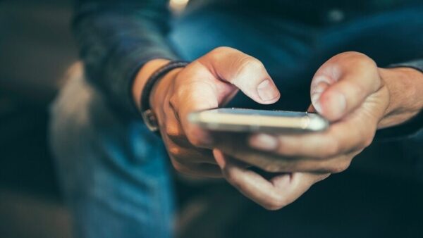 شخص يقوم بتريك هاتفه المحمول عبر اي دولات في تركيا