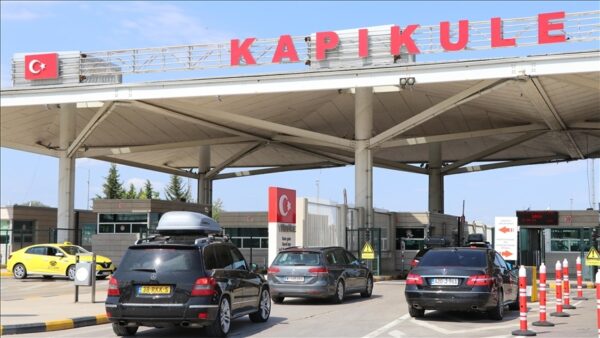 مجموعة من السيارات الأجنبية تدخل الأراضي التركية وفق ضوابط وقوانين