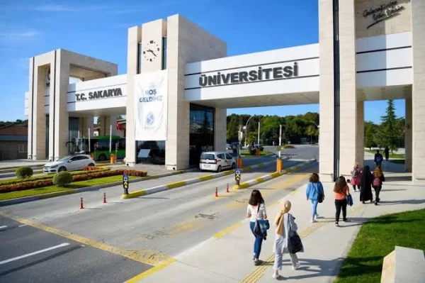 مجموعة من الطلاب عند بوابة جامعة سكاريا الحكومية في تركيا
