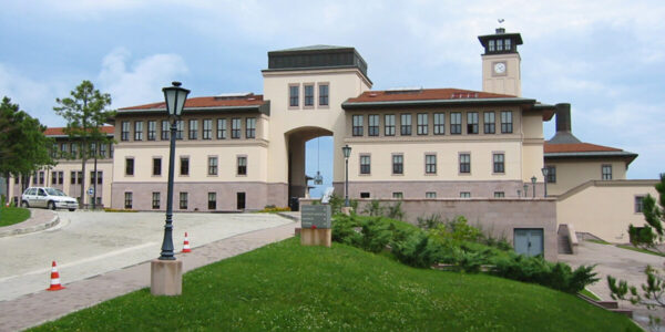 واجهة مدخل جامعة كوتش (Koç Üniversitesi)
