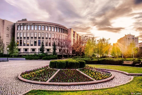 الفناء الخارجي لجامعة بيلكنت (Bilkent University) الخاصة في تركيا