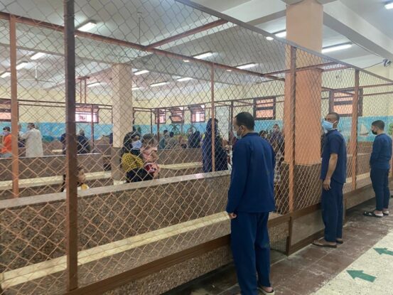 مجموعة من الزائرين للمساجين في إحدى السجون التركية