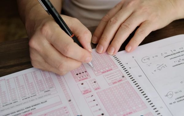 مواطن يقوم بتقديم امتحان KPSS في تركيا