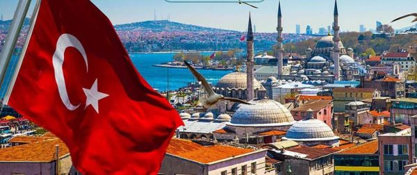 تعبيرية- علم تركيا يرفرف عالياً في سماء تركيا وفوق جامعاتها المعترف فيها في دول الخليج