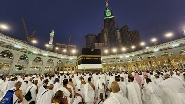 مجموعة من المعتمرين عند بيت الله الحرام