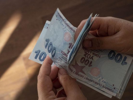 اوراق نقدية من فئة 100 ليرة تركيا تم تسليمها للمقبولين في مساعدة السوسيال التركي