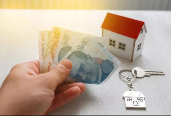 تعبيرية- مجسم صغير لمنزل ومبلغ مالي يعبر عن قيمة الإيجارات في تركيا