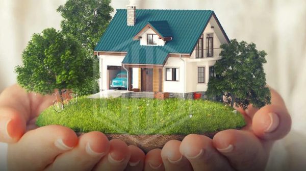 مجسم لمنزل وحديقته محمول بين كفي، تعبيرية - ضريبة النظافة البيئية في تركيا