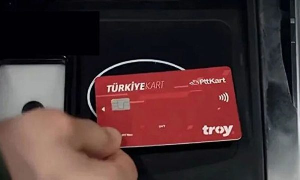 مواطن يحمل بطاقة النقل الموحدة في تركيا