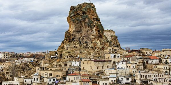 في قرية أورتاهيسار (Ortahisar) قلعة أورتاهيسار