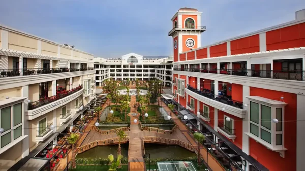مركز ميغا (MaviBahçe Shopping Center) للتسوق في إزمير