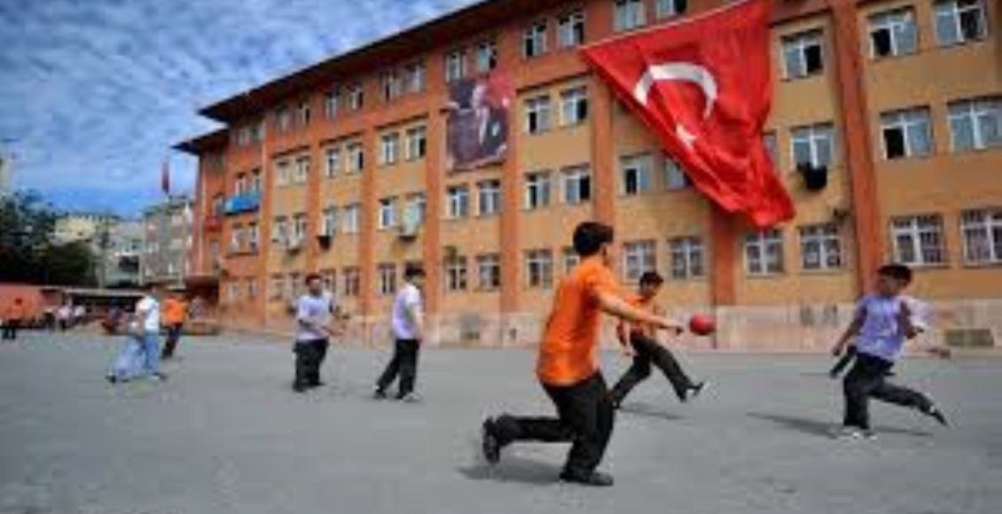 طريقة تقييد الأطفال في المدارس في تركيا للأجانب المقيمين حديثاً